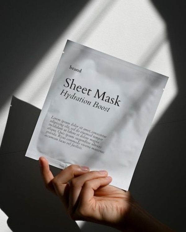 Sheet mask mockup in a hand with shadows | Premium PSD